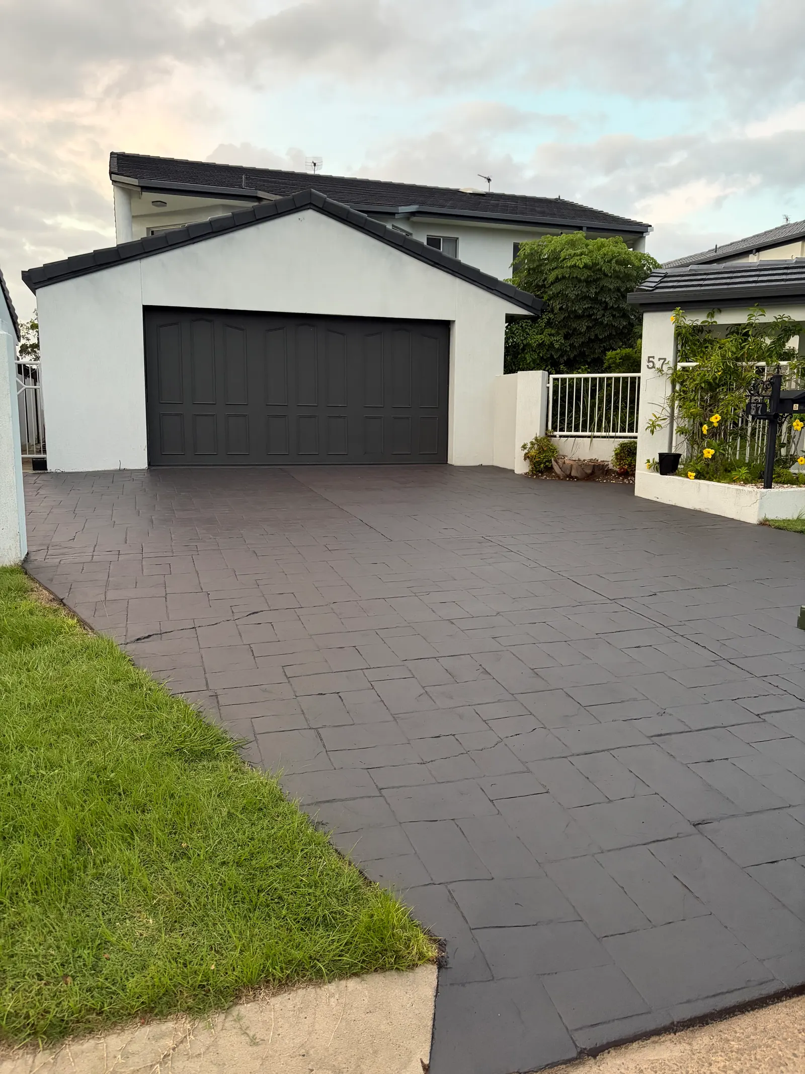Driveway pressure cleaning on the Gold Coast